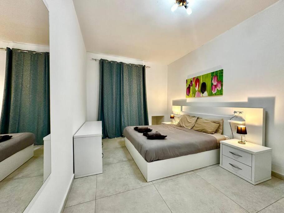 Modern Retreat In The Heart Of St Julian Apartment *